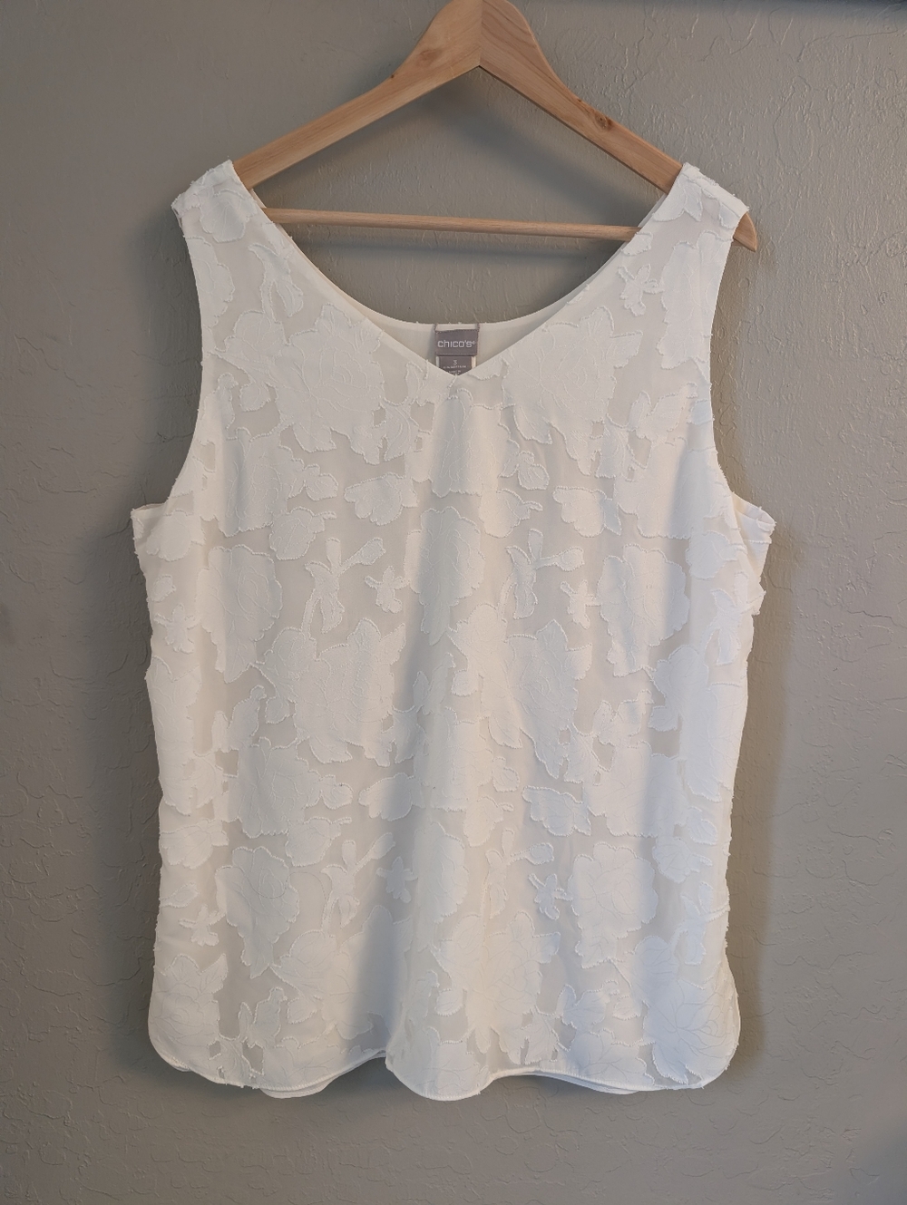 Beautiful Chico's Floral Stitched White fully-Lines Tank Top - Soft v-Neck